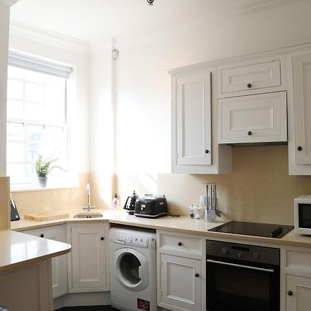 Letting Serviced Apartments - Guards View, Windsor Buitenkant foto