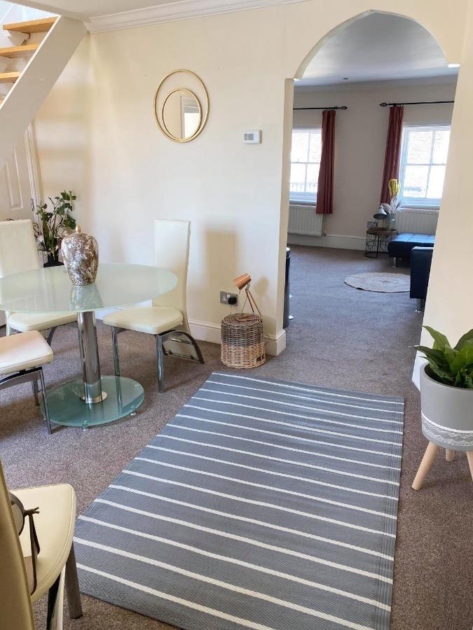 Letting Serviced Apartments - Guards View, Windsor Buitenkant foto
