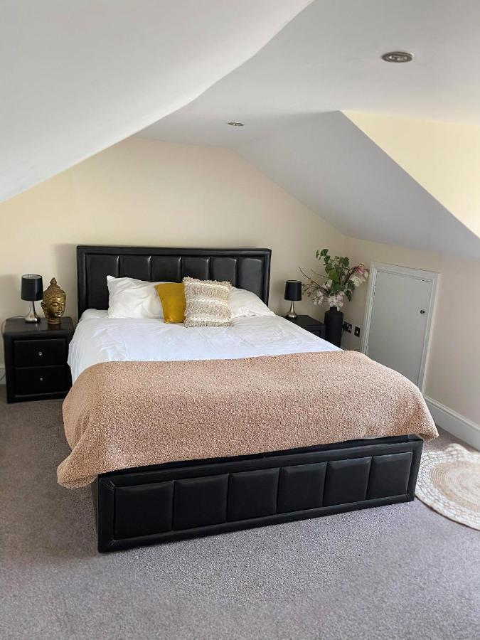 Letting Serviced Apartments - Guards View, Windsor Buitenkant foto