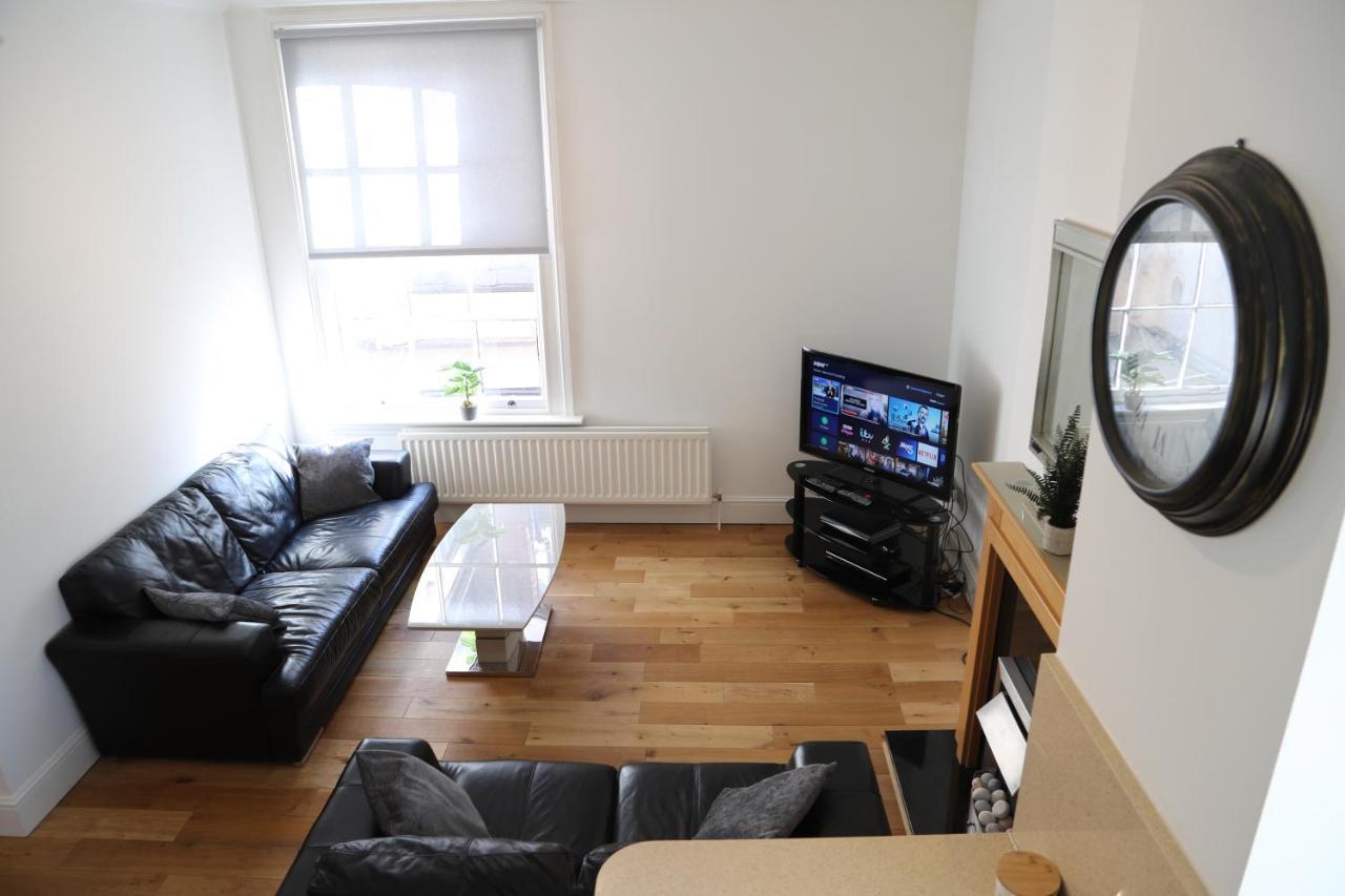 Letting Serviced Apartments - Guards View, Windsor Buitenkant foto