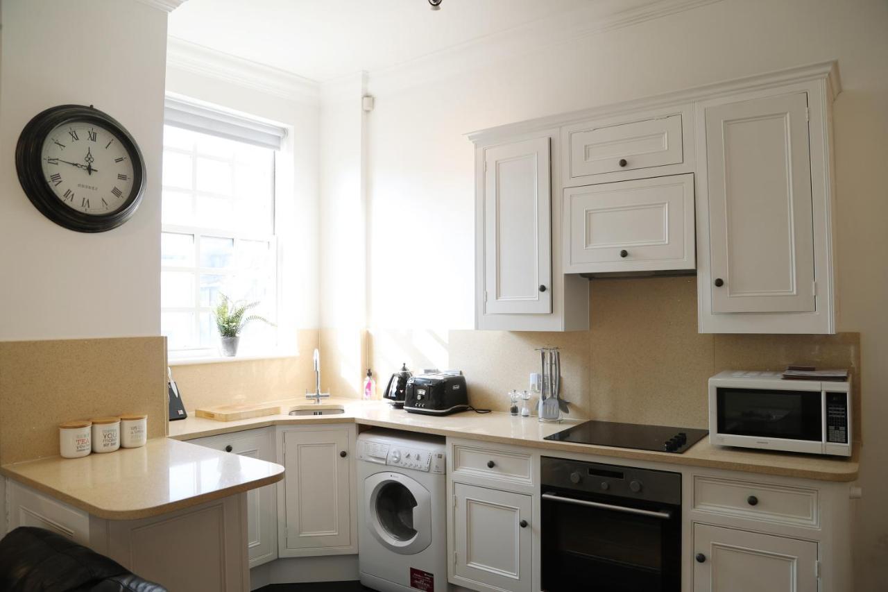 Letting Serviced Apartments - Guards View, Windsor Buitenkant foto