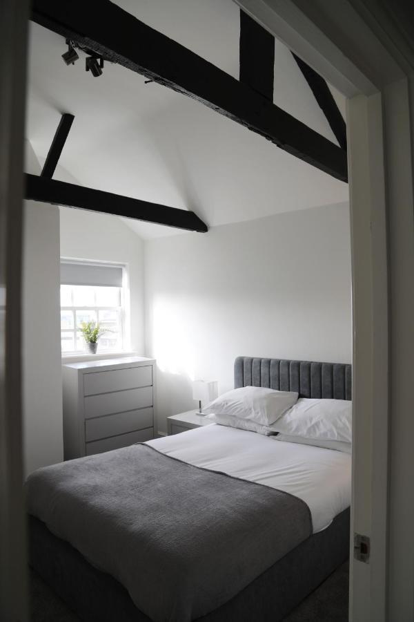 Letting Serviced Apartments - Guards View, Windsor Buitenkant foto