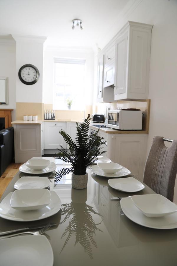 Letting Serviced Apartments - Guards View, Windsor Buitenkant foto