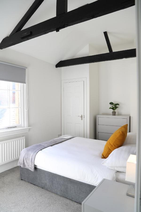 Letting Serviced Apartments - Guards View, Windsor Buitenkant foto