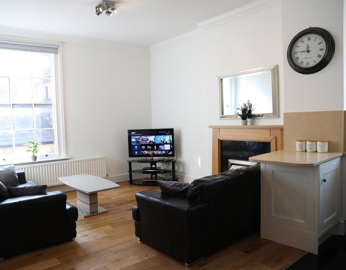Letting Serviced Apartments - Guards View, Windsor Buitenkant foto