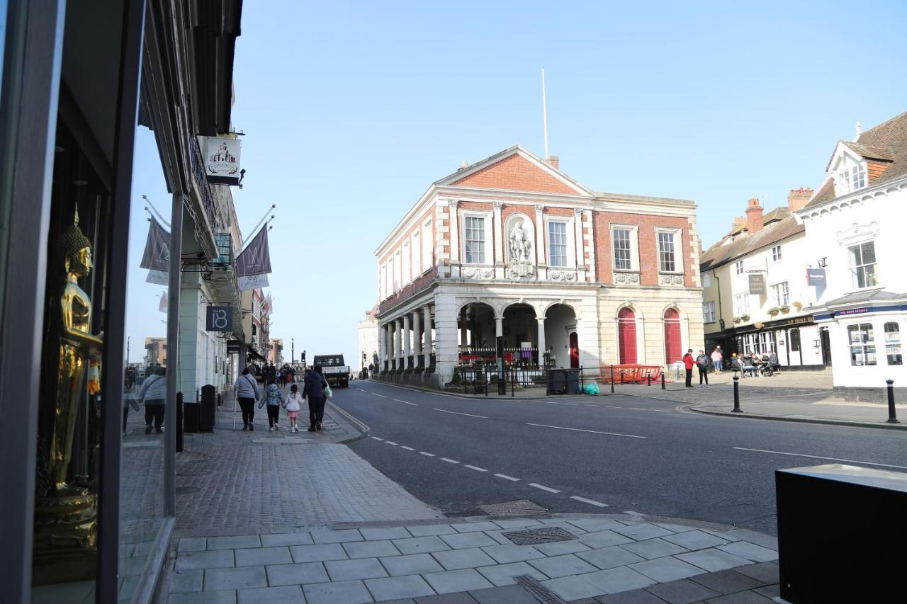 Letting Serviced Apartments - Guards View, Windsor Buitenkant foto