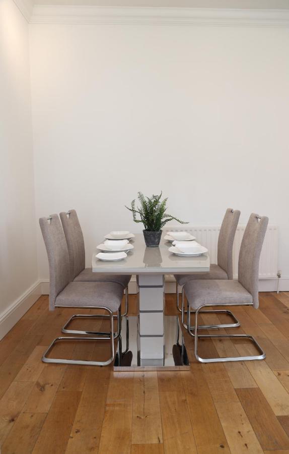Letting Serviced Apartments - Guards View, Windsor Buitenkant foto