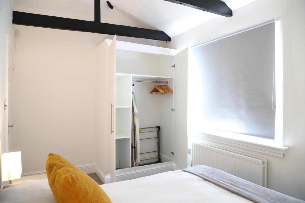 Letting Serviced Apartments - Guards View, Windsor Buitenkant foto